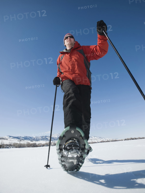 Man snow shoeing. Date : 2008
