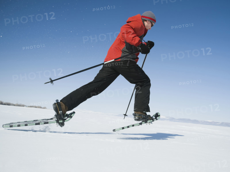 Man snow shoeing. Date : 2008
