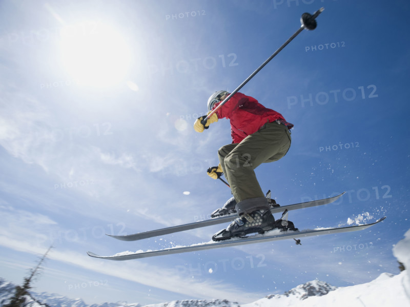 Woman on skis in air. Date : 2008