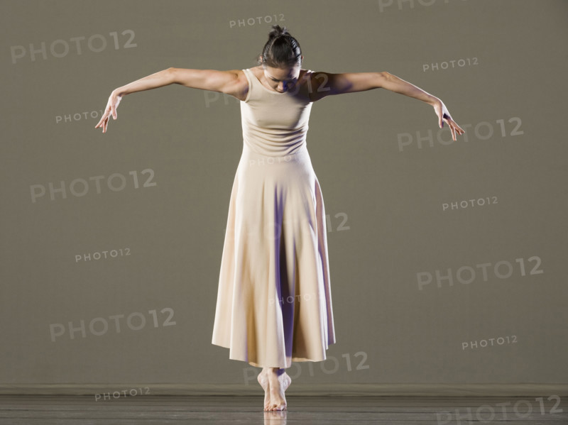 Female ballet dancer dancing. Date : 2008