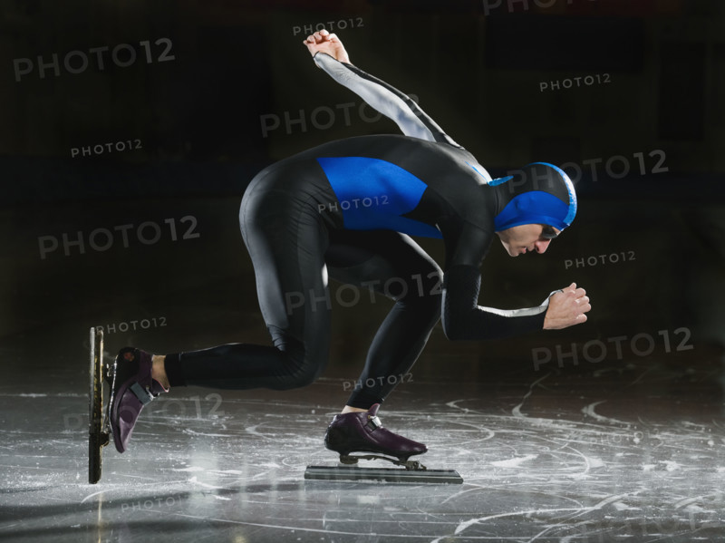 Male speed skater on ice. Date : 2008