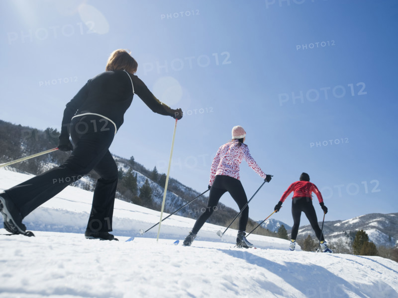 Women cross country skiing. Date : 2008