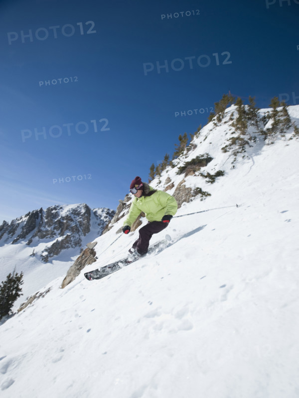 Woman skiing downhill. Date : 2008