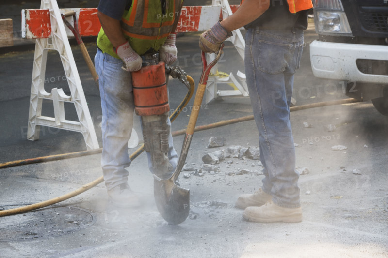 Construction workers using jackhammer and shovel. Date : 2008