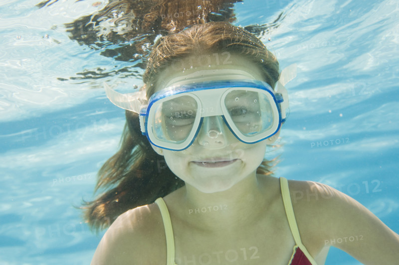 Girl with goggles swimming underwater. Date : 2008