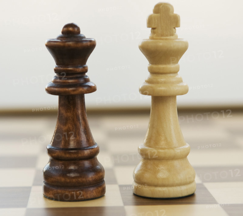 Opposing king and queen chess pieces. Date : 2008