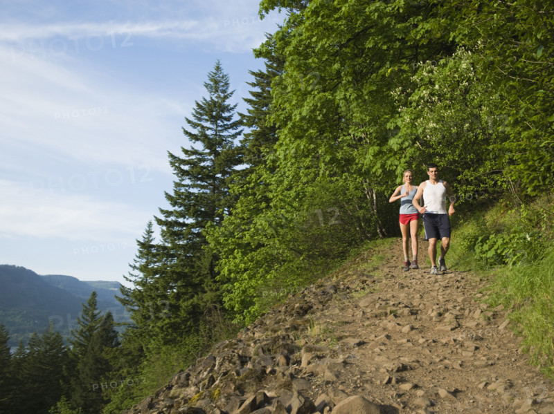 Runners descending rocky trail. Date : 2008