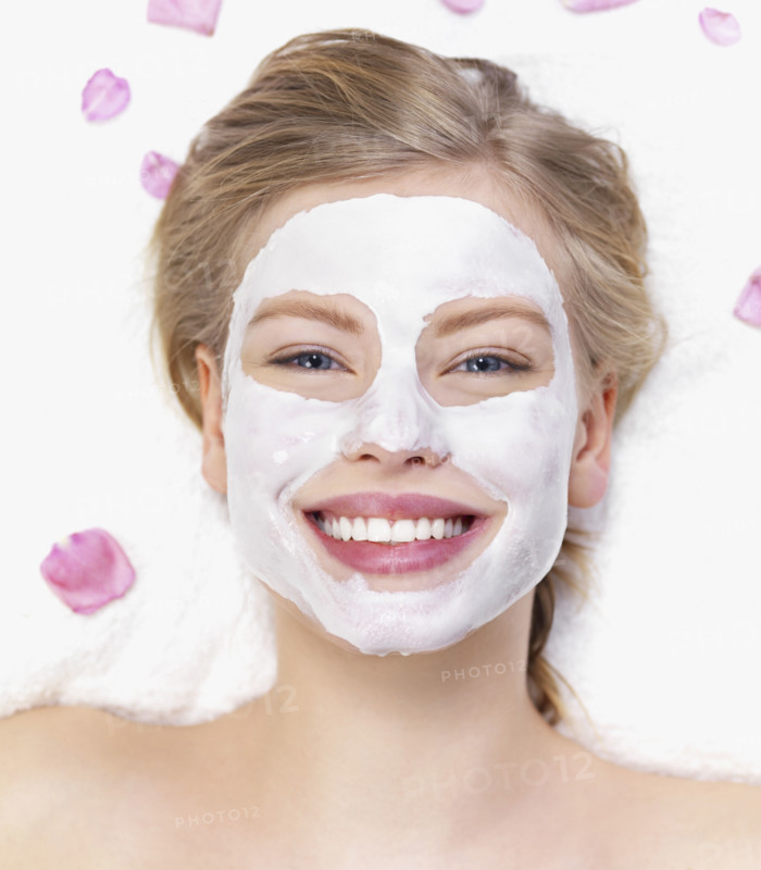 Young woman getting facial spa treatment. Date : 2008