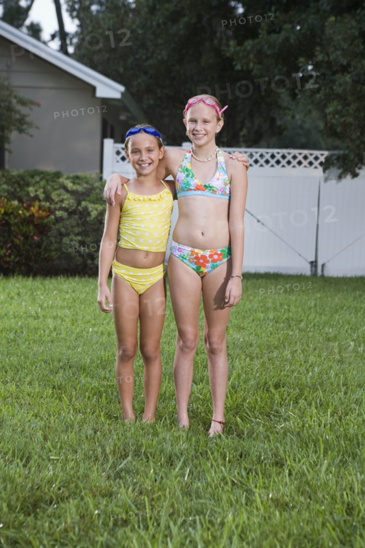 Girls posing on lawn. Date : 2008