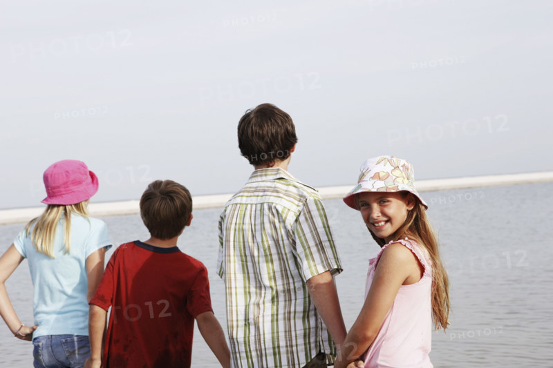 Children looking at ocean view. Date : 2008