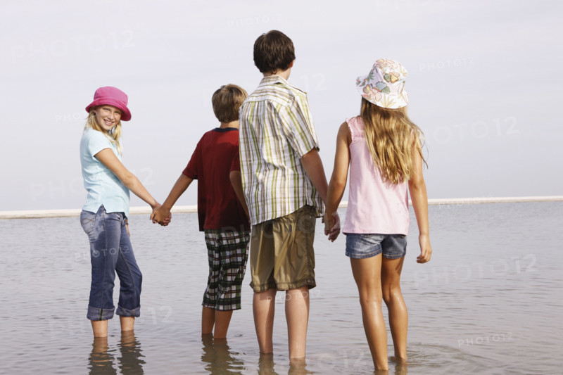 Children looking at ocean view. Date : 2008