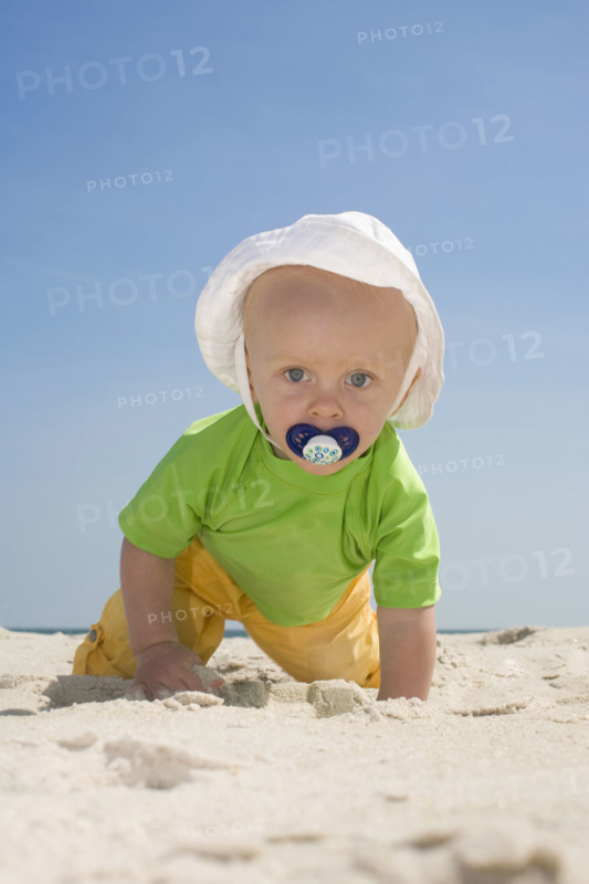 Baby boy crawling on beach. Date : 2008