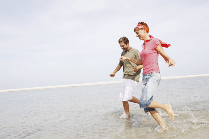 Couple running in ocean. Date : 2008