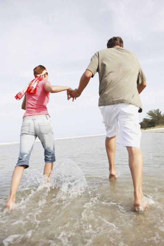 Couple running in ocean. Date : 2008