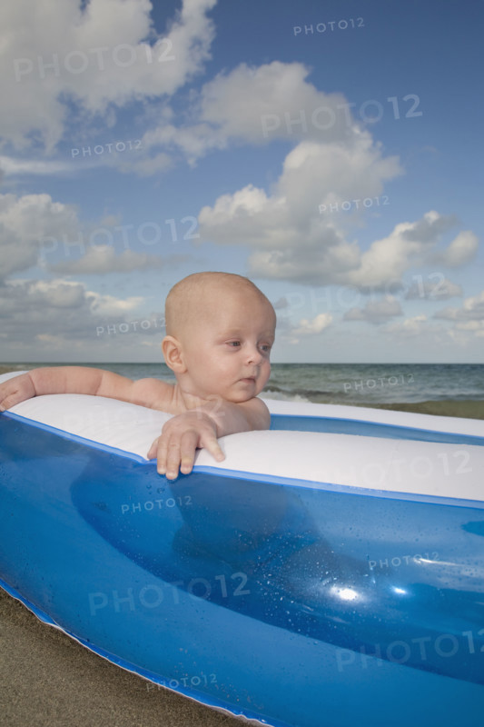 Baby boy sitting in inflatable swimming pool. Date : 2008