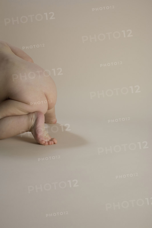 Nude baby crawling. Date : 2008