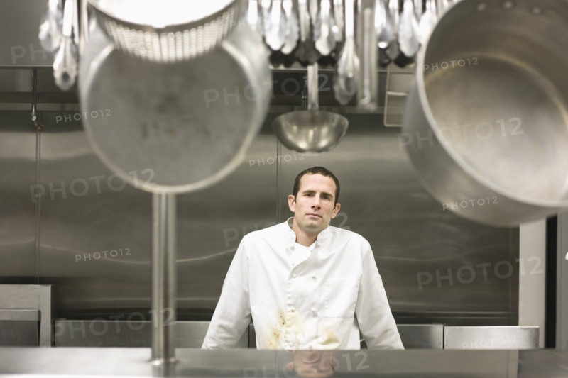 Dirty chef leaning against stove. Date : 2008