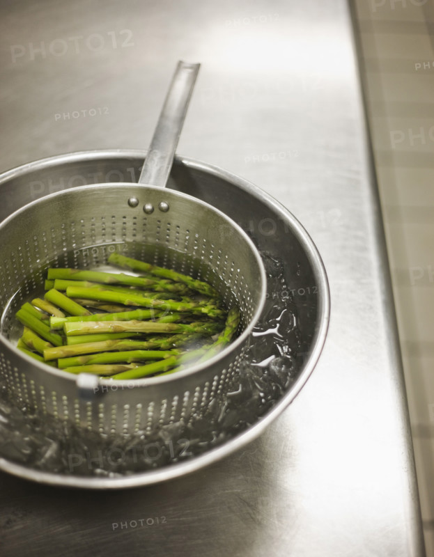 Asparagus cooling in ice water. Date : 2008