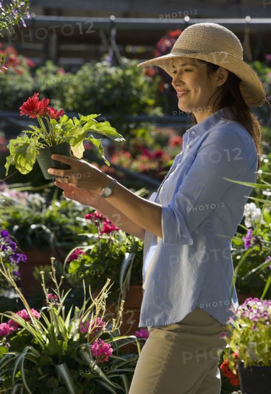 Woman shopping for flowers. Date : 2008
