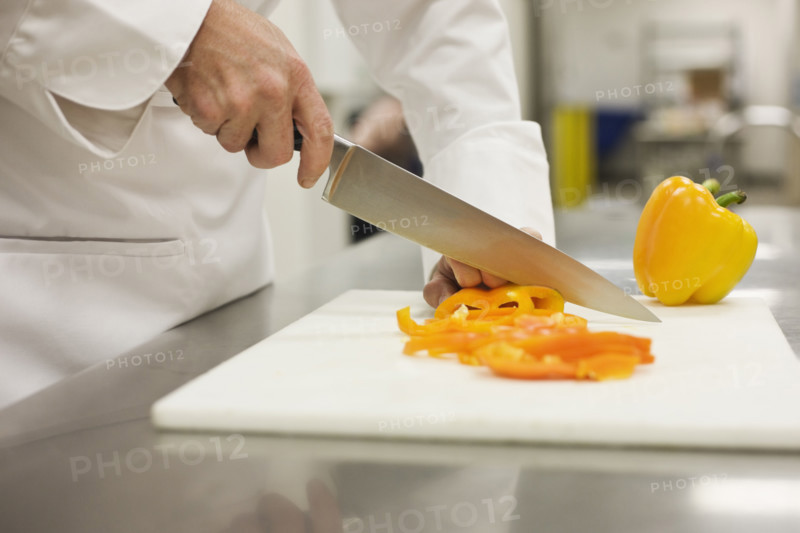 Close up of chef chopping bell pepper. Date : 2008