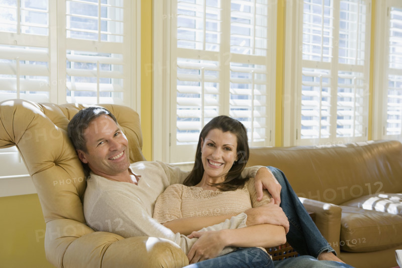 Couple relaxing in livingroom. Date : 2008