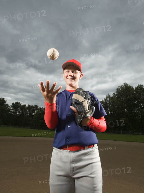Baseball pitcher tossing ball in air. Date : 2008