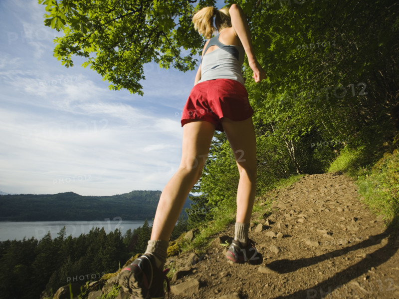 Runner on rocky trail. Date : 2008