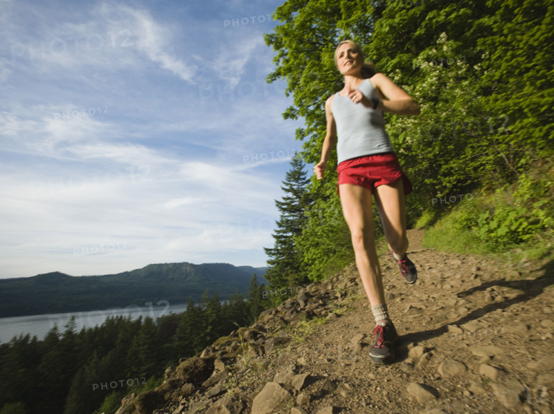Runner on rocky trail. Date : 2008