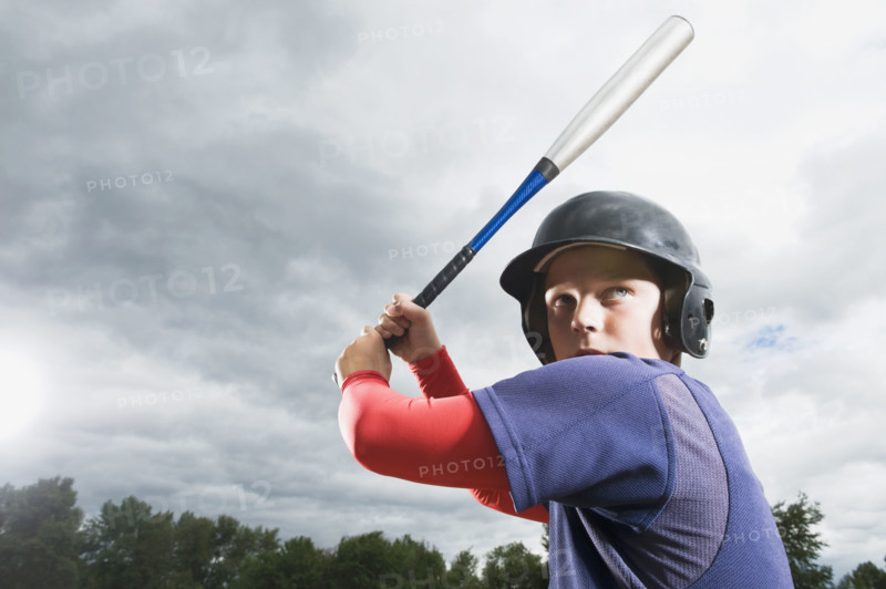 Baseball player reading to swing bat. Date : 2008