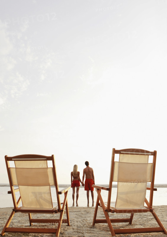 Young couple holding hands on beach. Date : 2008