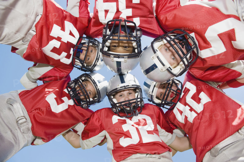Portrait of football players in huddle. Date : 2008