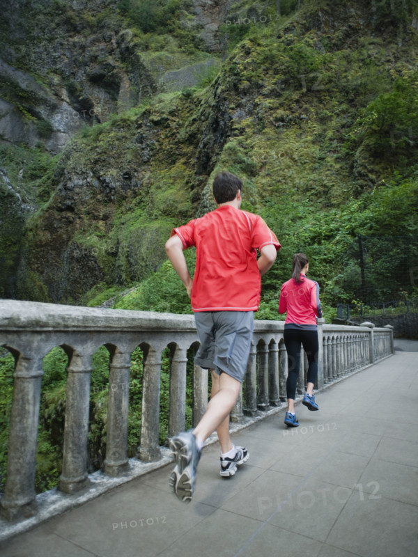 Couple running across bridge. Date : 2008