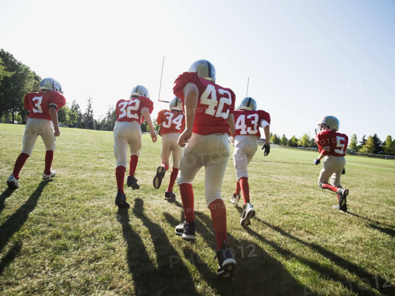 Football players running onto field. Date : 2008