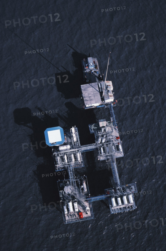 Aerial view of oil rig platform in the Gulf of Mexico. Date : 2008