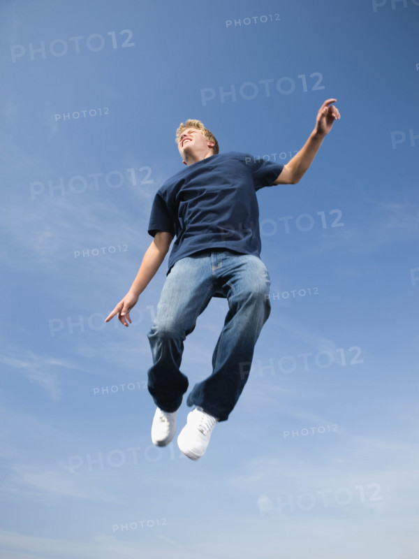 Teenage boy in mid-air. Date : 2008