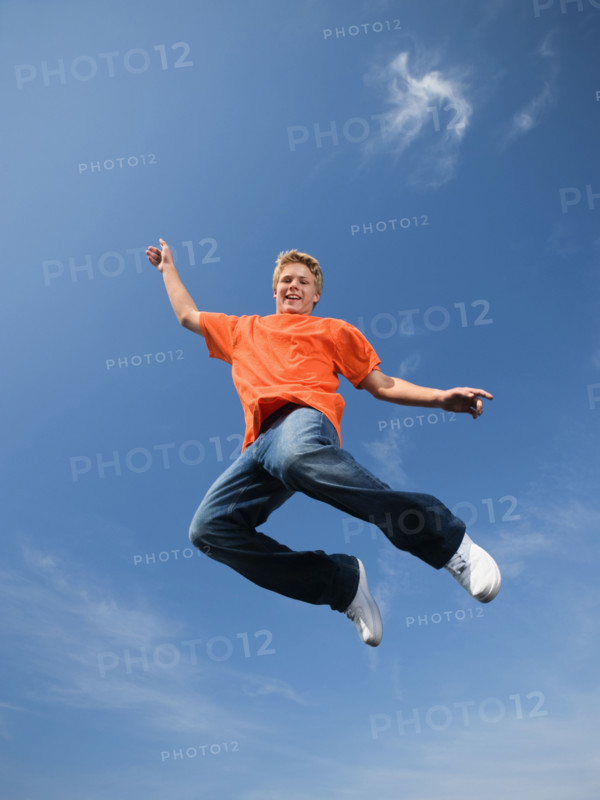 Portrait of teenage boy in mid-air. Date : 2008