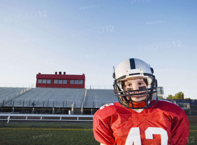 Football player posing on field. Date : 2008