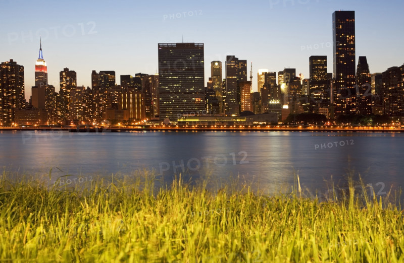 Manhattan skyline at dusk. Date : 2008