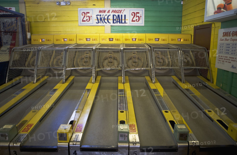 Skee-ball at amusement park. Date : 2008