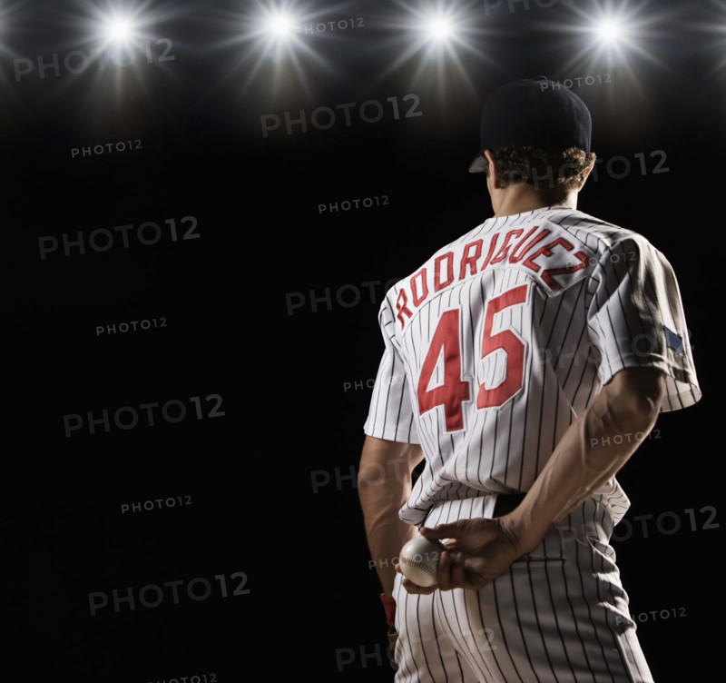 Pitcher holding baseball behind back. Date : 2008