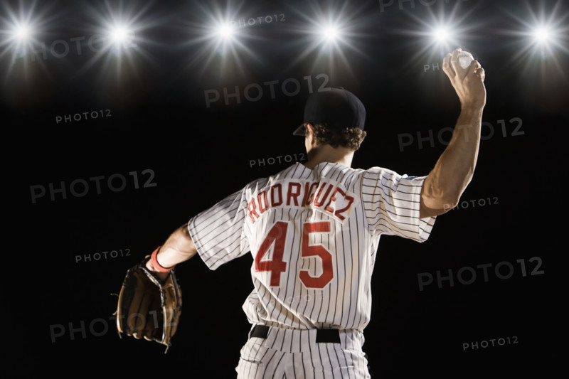 Pitcher throwing baseball. Date : 2008