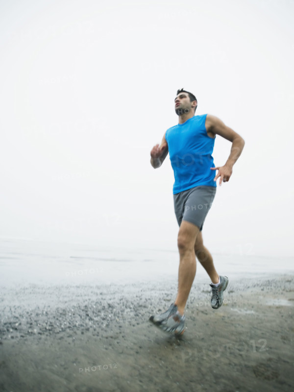 Man jogging on foggy beach. Date : 2008
