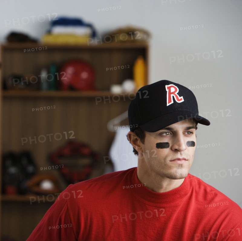 Baseball player looking pensive in locker room. Date : 2008