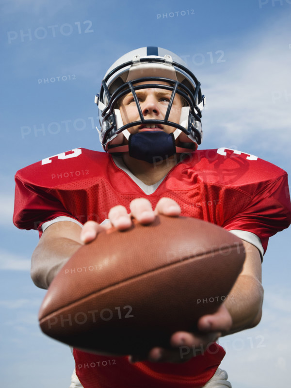 Quarterback holding football. Date : 2008