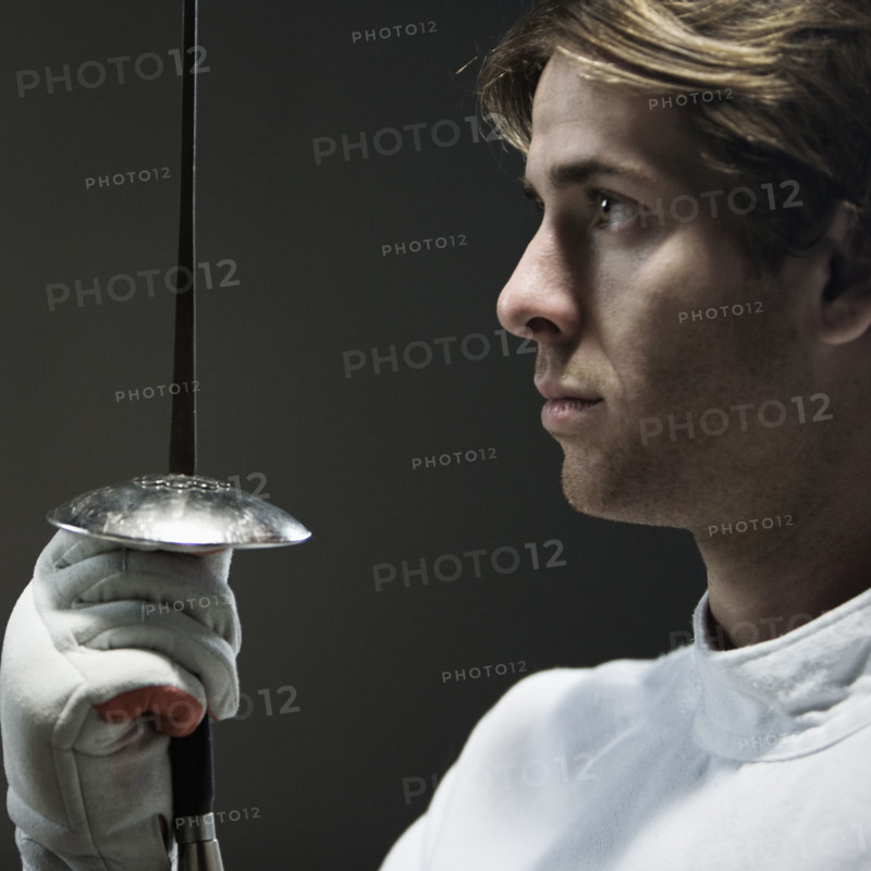 Close up of man holding fencing foil. Date : 2008