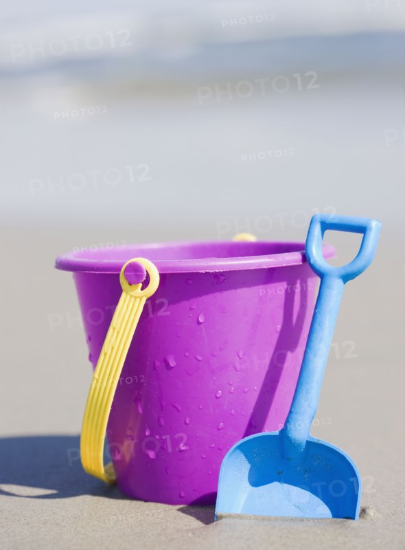 Bucket and shovel on beach. Photographe : Jamie Grill