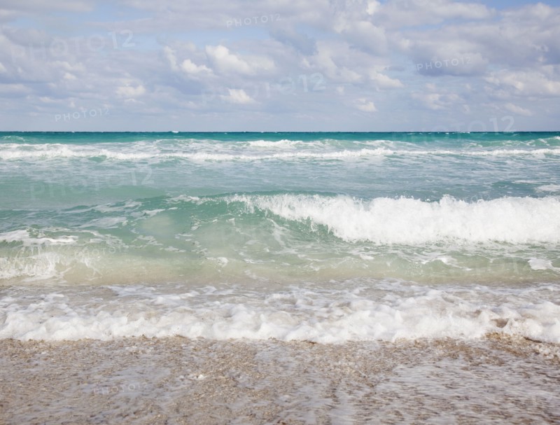Waves crashing on beach. Photographe : Jamie Grill