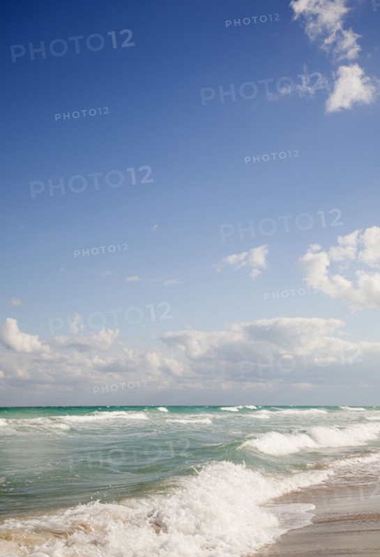 Waves crashing on beach. Photographe : Jamie Grill