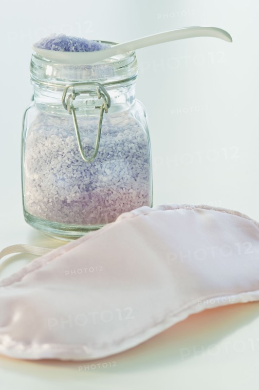 Bath salts and eye mask. Photographe : Daniel Grill