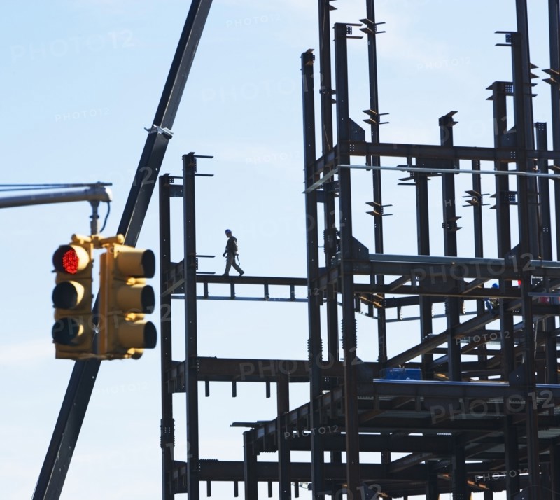 Construction worker walking on beams. Photographe : fotog